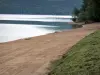 Lac de Chalain - Plage de sable, plan d'eau, arbres et forêt