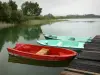 Lac de Chalain - Barques colorées amarrées à un ponton, plan d'eau, roseaux et arbres