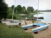 Lac de Chalain - Catamarans, ponton, plan d'eau, roseaux et arbres