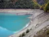 Lac du Chambon - Retenue d'eau couleur turquoise et rive plantée d'arbres ; dans la vallée de la Romanche