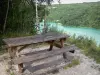 Lac de Vouglans - Table de pique-nique avec vue sur la retenue d'eau (lac artificiel) et ses rives plantées d'arbres