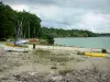 Lago de Der-Chantecoq - Barcas en la playa, cuerpo de agua (lago artificial) y la costa boscosa