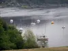 Lago de Éguzon - Lago Chambon: punto de vista de los árboles, la retención de agua y barcos