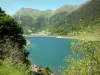 Lago de Fabrèges - Vista de la presa del lago y la estación de esquí de Artouste, rodeado por las montañas de los Pirineos, en el valle de Ossau en Béarn