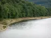 Lago de Pannecière - Lago artificial (lago-embalse-Pannecière Fairlead) y su ribera arbolada, en el Parque Natural Regional de Morvan