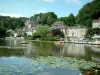 Lago de Pierrefonds - Lago salpicado de lirios de agua, barcos, botes de remos, terraza cafetería en la línea de playa, casas y árboles