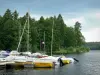 Lago de los Settons - Barcas amarradas, orilla del lago y plantadas con árboles en el Parque Natural Regional de Morvan