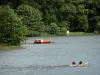 Lago de Sillé - Sillé Beach, en la ciudad de Sillé-le-Guillaume, en el Parque Natural Regional de Normandía-Maine lago con los nadadores, y los árboles a la orilla del agua