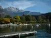 Lake Annecy - Pontão de madeira, lago, barcos, árvores nas cores do outono e montanhas