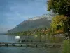 Lake Annecy - Lago, pontões de madeira, barcos, costa, árvores de outono, casas, floresta e montanha