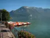 Lake Annecy - Em Annecy: costa florida, pedalinhos atracados, lago e Mont Veyrier