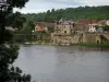 Lalinde - Castillo y las casas fortificadas, árboles y río (Dordoña), en el valle del Dordoña