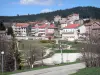 Lalouvesc - Área de lazer (playground) e fachadas da vila