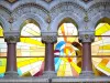 Lalouvesc - Intérieur de la basilique Saint-Régis : vitraux et colonnes