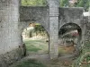 Larressingle - Fossés (douves) et pont en pierre du village médiéval fortifié