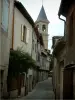 Lautrec - Calle bordeada de casas con vistas al campanario de la iglesia de Saint-Remy