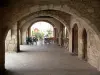 Lauzerte - Bastide médiévale : sous les arcades de la place des Cornières