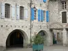 Lauzerte - Bastide médiévale : maisons à arcades de la place des Cornières