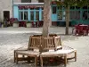 Lauzerte - Banc en bois sur la place des Cornières