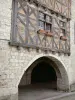 Lauzerte - Bastide médiévale : maison à arcade et pans de bois de la place des Cornières