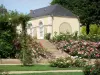 Laval - Jardin de la Perrine: invernadero (en lugar de exposiciones temporales) y rosa (rosas en flor)