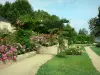Laval - Paseo en el jardín de rosas flores Perrine jardín, mantenga el viejo castillo en el fondo