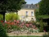 Laval - Jardin de la Perrine: Fachada del Espacio Alain Gerbault rosas, flores y árboles