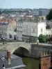 Laval - Puente viejo en la Mayenne y las fachadas de la ciudad