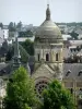 Laval - Chapelle Saint-Julien y edificios de la ciudad