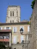 Lectoure - Campanario de la Catedral de Saint-Gervais-Saint-Protais, la fachada del Ayuntamiento (antiguo Palacio Episcopal) y las linternas de la pared; Lomagne en el Gers