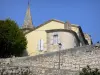 Lectoure - Paredes (fortificaciones), farolas, casas en el casco antiguo y el campanario de la iglesia del Espíritu Santo