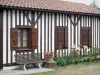 Lévignacq - Casa con entramado de madera, banco y flores