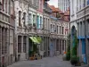 Lille - Calle de adoquines en el Viejo Lille (casco antiguo) flanqueada por casas