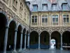 Lille - Bolsa de Valores de antiguo: casas (arquitectura flamenca) y el claustro (patio)