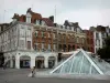 Lille - Wasserfontäne des Platzes Rihour, Häuser und Geschäfte