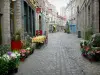 Lille - Gepflasterte Strasse geschmückt mit Blumen und Häuser des Vieux-Lille (Altstadt)