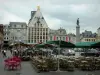 Lille - Cafés al aire libre de la Grand-Place (Plaza del General de Gaulle), la columna, la construcción de la Diosa de la Voz de la avanzada del Norte (edificio de viviendas de teatro del Norte) y las casas