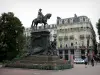 Lille - Reiterstatue des Général Faidherbe und Wohnhäuser der Stadt