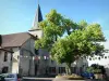 Liverdun - Iglesia de Saint-Pierre y su plaza decorada con un tilo