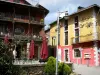 Llivia - Ciudad Llivia, un enclave español en territorio francés: fachadas de colores de la Plaça Major