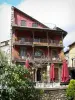 Llivia - Colorida fachada y terraza del restaurante Plaça Major