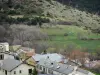 Llo - Vista de los tejados de la aldea y el paisaje circundante en el corazón de la Cerdanya, en el Parque Natural Regional del Pirineo catalán