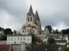 Loches - Iglesia Colegiata de Saint-Ours (la iglesia) casas románicas de la ciudad y el cielo nublado