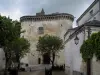 Loches - Royal puerta (puerta fortificada) que conduce a la ciudadela, los árboles y casas en la ciudad