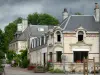 Longpont - Maisons et terrasses de cafés du village