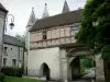 Longpont - Porte fortifiée de l'abbaye avec son étage à colombages et ses tourelles