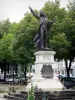 Lons-le-Saunier - Statue de Rouget de Lisle et arbres