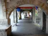 Lons-le-Saunier - Sous les arcades de la rue du Commerce (ou rue des Arcades) 