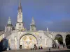 Lourdes - Domaine de la Grotte (santuarios, ciudad religiosa): El portal de la Basílica de Nuestra Señora del Rosario de los neo-bizantino torres y el campanario de la Basílica de la Inmaculada Concepción (Iglesia de arriba) neogótico