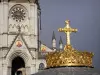 Lourdes - Domaine de la Grotte (santuarios, ciudad religiosa): cúpula de la Basílica de Nuestra Señora del Rosario con una corona y una cruz de oro, la Basílica de la Inmaculada Concepción (Iglesia de arriba) en estilo neogótico en el fondo